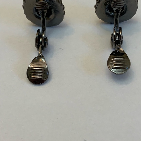 Monet Signed Clip On Earrings Black Faceted Glads Gem Gunmetal Tone - Picture 8 of 8